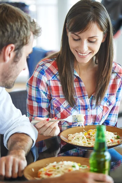 Couple eating spaghetti — Stock Photo, Image