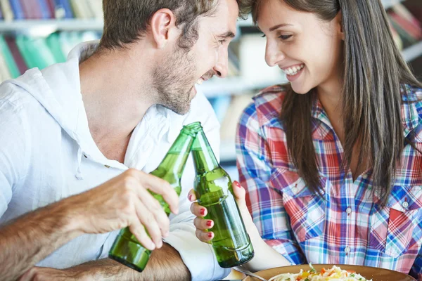 Casal aplausos com cerveja — Fotografia de Stock