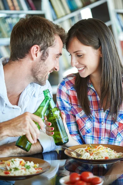 Casal aplausos com cerveja — Fotografia de Stock