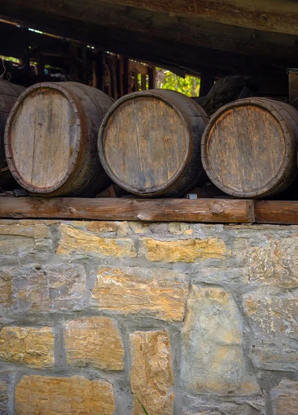 Παλιά βαρέλια κρασιού στον πέτρινο τοίχο — Φωτογραφία Αρχείου
