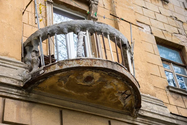 Gamla förstörda balkong med en lina och klädnypor. Rostov-on-Don, Ryssland — Stockfoto