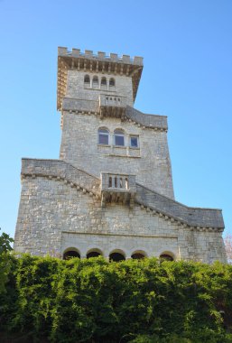 Sochi, Krasnodar Bölgesi, Rusya, 14 Ekim 2020: Akhun Dağı 'ndaki Kule, Sochi' nin Khostinsky ilçesinde tek başına kalan bir dağdır. 