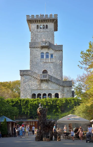 Sochi, Krasnodar Bölgesi, Rusya, 14 Ekim 2020: Akhun Dağı 'ndaki Kule, Sochi' nin Khostinsky ilçesinde tek başına kalan bir dağdır. 