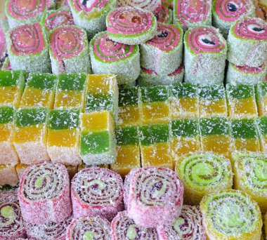 Çok renkli oryantal tatlılar Türk lezzeti