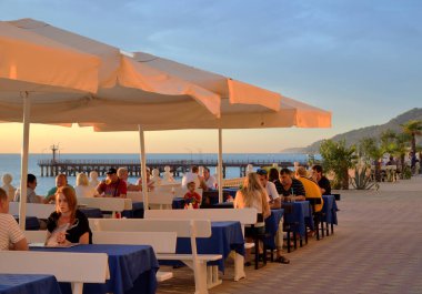 Sochi, Krasnodar Bölgesi, Rusya, 09 Ekim 2020: Pierce ve Loo Köyü 'nde gün batımında sahil kıyısı boyunca bir kafeterya