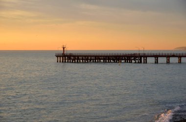 Pierce, gün batımında sahil denizinde Sochi, Krasnodar Bölgesi, Rusya 'daki Loo köyünde.