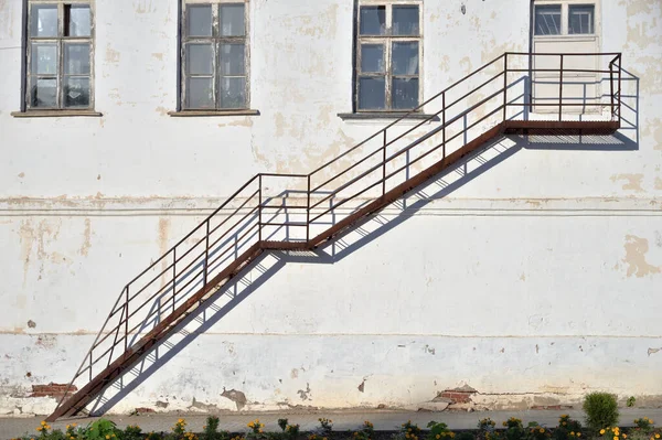 Stahltreppe Zur Wand Des Alten Hauses Das Saniert Wird — Stockfoto