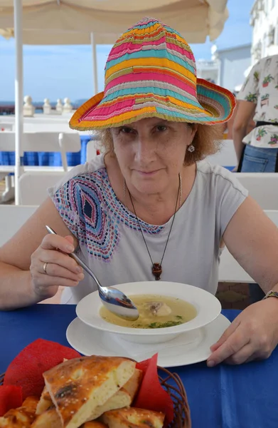 Mujer Mayor Sombrero Multicolor Sobre Plato Sopa Fideos Cafetería Frente —  Fotos de Stock