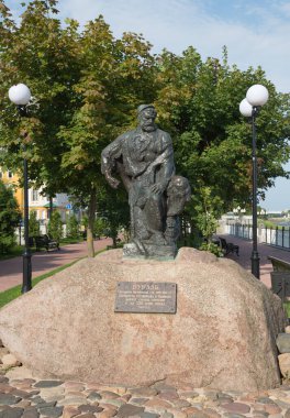 Rybinsk, Yaroslavl Bölgesi, Rusya, 04 Eylül 2020: Volzhskaya seti üzerindeki Mavna Taşıyıcısı Anıtı