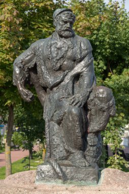 Rybinsk, Yaroslavl Bölgesi, Rusya, 04 Eylül 2020: Volzhskaya seti üzerindeki Mavna Taşıyıcısı Anıtı