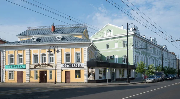 Rybinsk, Yaroslavl Bölgesi, Rusya, 04 Eylül 2020: Kavşağın Kavşağı (Krestovaya) Caddesi ve Başkalaşım (Preobrazhensky) Yolu ortada