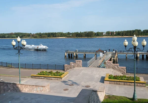 Navio Navegando Longo Rio Volga Para Cais Aterro Volzhskaya Rybinsk — Fotografia de Stock