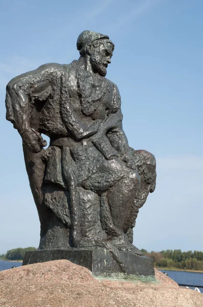 ロシアヤロスラヴル州リビンスク2020年9月4日ヴォルジスカヤ堤防のバージ ホーラー記念碑 — ストック写真