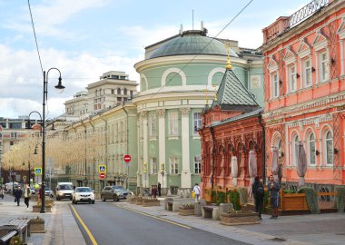 Moskova, Rusya, 19 Eylül 2020: Sergi Salonu Yeni Manege ve Georgievsky Lane ile kesişen Bolshaya Dmitrovka Caddesi 'ndeki Noble Assembly binası