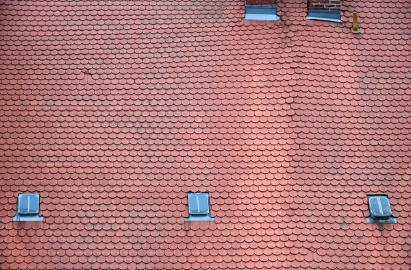 Czerwony Dach Dachówki Oknami Jako Tło — Zdjęcie stockowe