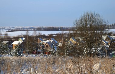 Klin-Dmitrovsky tepesinin kışın köylü panoraması, Sergiev Posad bölgesi, Moskova bölgesi, Rusya