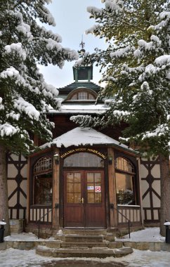 Swieradov-Zdroj, Polonya, 17 Aralık 2018: Wieradw-Zdrj radon merkezindeki Spa evinin ana girişi, Polonya 'nın Jizera Dağları' nın kuzey yamacı
