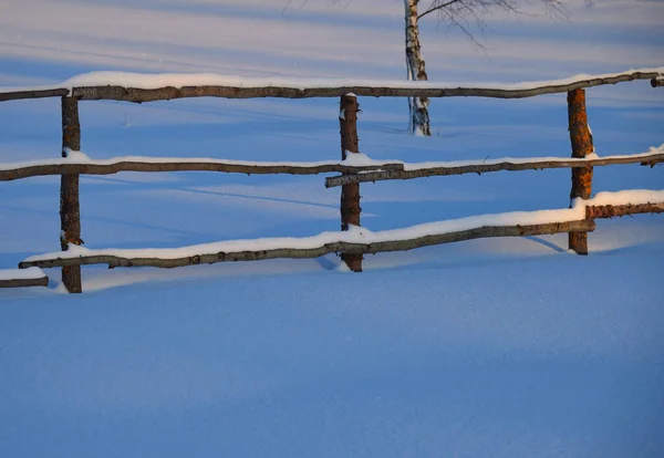 Drewniany Płot Wsi Słoneczny Zimowy Dzień — Zdjęcie stockowe