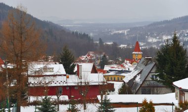 İzera Dağları 'ndaki Swieradow Zdroj tatil beldesinin manzarası, kışın Batı Sudetleri' nin bir parçası, Polonya 'nın güneybatısında
