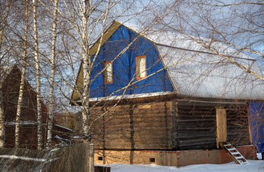 Güneşli kış gününde Köy Caddesi 'ndeki eski ahşap ev