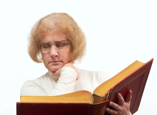 Mujer Edad Madura Con Gafas Sienta Mientras Lee Viejo Libro —  Fotos de Stock