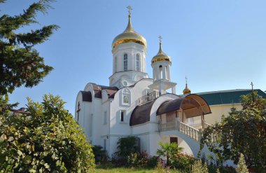 Golovinka küçük bölgesi, Sochi, Krasnodar Bölgesi, Rusya, 13 Ekim 2020: Güneşli bir günde St. Nina Kilisesi Havarilere Eşit