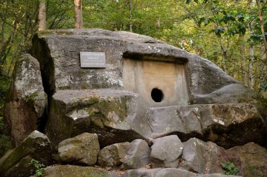 Volkonka köyü, Sochi, Krasnodar Bölgesi, Rusya, 13 Ekim 2020: Kafkasya, Volkonskoe Boğazı, Soçi Milli Parkı 'ndaki benzersiz ve tek dolmen-monolith