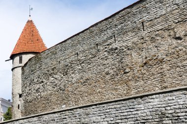 Tallinn 'in kale duvarları ve kuleleri, Vaike-Kloostri Caddesi, Tallinn, Estonya