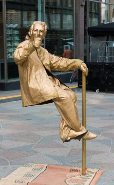 Helsinki, Finlandiya, 09 Ağustos 2014: Helsinki 'nin merkezinde sokak ortasında bronz bornozlu bir adamın performansı