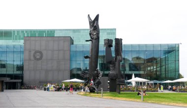 Helsinki, Finlandiya, 09 Ağustos 2014: Helsinki 'nin orta kesimindeki Music House' un (Musiikkitalo) bahçesinde alüminyum ve çelik heykel parçası olan Turna 'nın kuyruğunda duran Dev Şarkı Söyleyen Pike