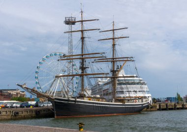 Helsinki, Finlandiya, 09 Ağustos 2014: Seyahat limanında yelkenli gemi