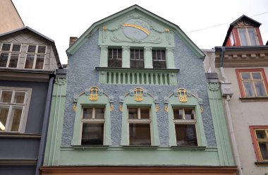 Çek Cumhuriyeti 'nin Liberec kentindeki tarihi merkez caddesindeki evler   