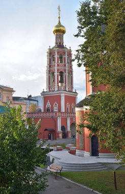 Manastır çan kulesi, Vysokopetrovsky Manastırı Petrovka caddesindeki erkek manastırı, Moskova 'nın merkez bölgesi, Rusya