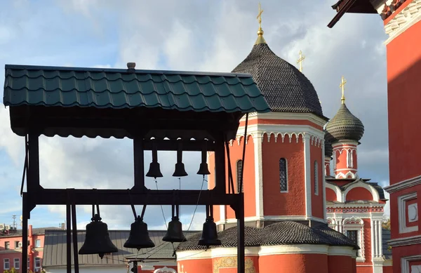 Radonezh St. Sergius Kilisesi (1694) ve Rusya 'nın merkezindeki Petrovka Caddesi' ndeki Naryshkins, Vysokopetrovsky Manastırı erkek manastırı tarafından yaptırılan Aziz Peter Katedrali.