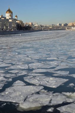Güneşli bir günde Moskova Nehri 'nin ve İsa Mesih' in Katedrali 'ni Bersenevka' ya bağlayan Patriarshy Köprüsü 'nün güneşli bir günde güneşli bir günde şehir merkezinde görülmesi.