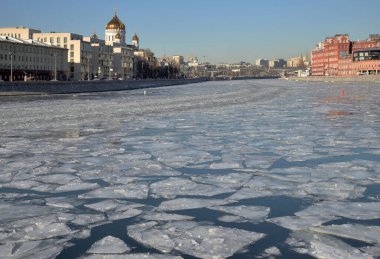 Güneşli bir günde Moskova Nehri 'nin ve İsa Mesih' in Katedrali 'ni Bersenevka' ya bağlayan Patriarshy Köprüsü 'nün güneşli bir günde güneşli bir günde şehir merkezinde görülmesi.