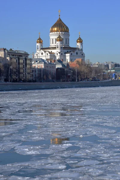 Vue Remblai Prechistenskaya Avec Cathédrale Christ Sauveur Rivière Moscou Pendant Photos De Stock Libres De Droits