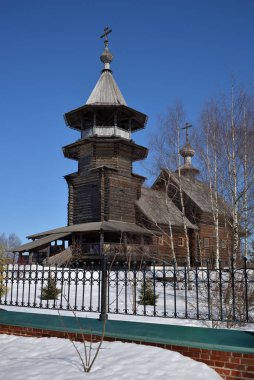 Kutsal Bakire Meryem 'in Antik Ahşap Kilisesi Annunciation Village' da, Kutsal Üçlü Sergius Lavra 'nın avlusunda ilkbaharın başlarında, Moskova Bölgesi, Rusya