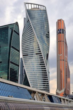 Güneşli bir günde, Bagration Köprüsü 'nün Moskova' daki yüksek binaların arka planında görüntüsü