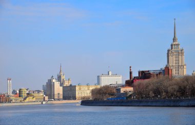 Moskova, Rusya, 07 Nisan 2021: Moskova Nehri 'nin Krasnopresnenskaya ve Taras Shevchenko setlerinin ilkbaharın başlarında, Moskova, Rusya