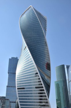 Moskova 'nın açık güneşli bir günde inşa edildiği gökdelen manzarası, Moskova, Rusya