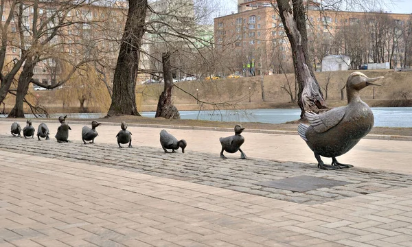 러시아 모스크바 러시아 2021 조각품 Make Way Ducklings 디비시 근처의 — 스톡 사진