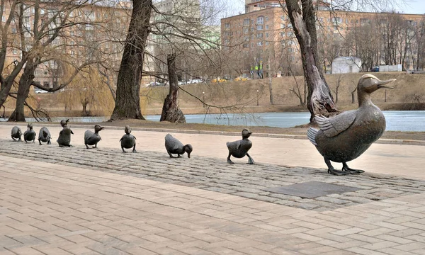 2021年4月12日 俄罗斯莫斯科 青铜雕塑作品 让路给小鸭 在Novodevichy池塘附近的石路上 纪念碑是俄罗斯和美国和解的一种象征 免版税图库照片