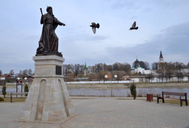 Aleksandrov, Vladimir Bölgesi, Rusya, 19 Nisan 2021: Heykeltıraş Vasily Selivanov 'un Çar İvan' a yaptığı bronz anıt Aleksandrovskaya Sloboda 'nın karşısındaki Seraya Nehri' nin seti üzerine