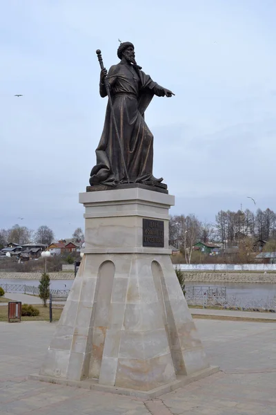 ロシア ウラジーミル州アレクサンドロフ2021年4月19日 アレクサンドロフスカヤ スロボダの向かいにあるセラヤ川の堤防上にある彫刻家ヴァシーリー セリバノフによるツァーリ イワンのブロンズ像 — ストック写真