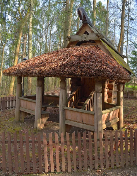 木造の展望台は 1883年に建てられた 鶏の足の小屋 と呼ばれるログハウスから ロシア モスクワ地方のSergiev Posadの町の近くに アブラムトセヴォ博物館 アブラムトセヴォ — ストック写真