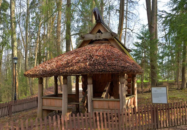 木造の展望台は 1883年に建てられた 鶏の足の小屋 と呼ばれるログハウスから ロシア モスクワ地方のSergiev Posadの町の近くに アブラムトセヴォ博物館 アブラムトセヴォ — ストック写真