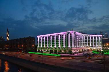 Moskova, Rusya, 13 Nisan 2021: Moskova Panoraması Moskova Nehri 'nin Berezhkovskaya seti üzerindeki Slavyanskaya Oteli manzaralı