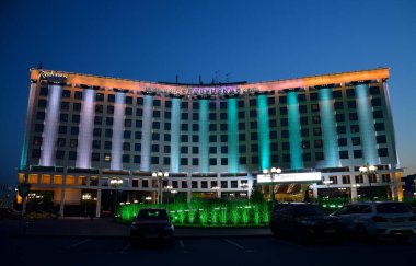 Moskova, Rusya, 13 Nisan 2021: Moskova nehrinin Berezhkovskaya seti üzerindeki Hotel Slavyanskaya manzarası