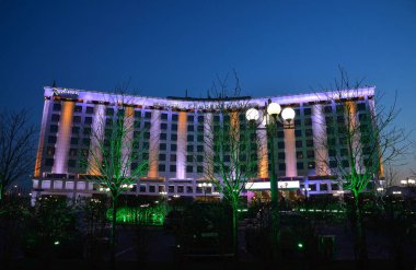Moskova, Rusya, 13 Nisan 2021: Moskova nehrinin Berezhkovskaya seti üzerindeki Hotel Slavyanskaya manzarası